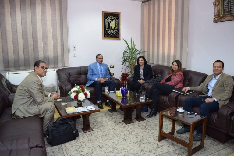 بالتعاون مع الجامعة الامريكية انشاء مركز للتطوير المهنى بجامعة سوهاج