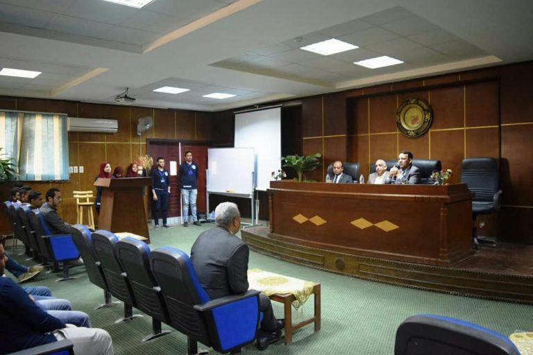 ندوة عن مواجهة اﻹرهاب وبناء المجتمع بجامعة سوهاج