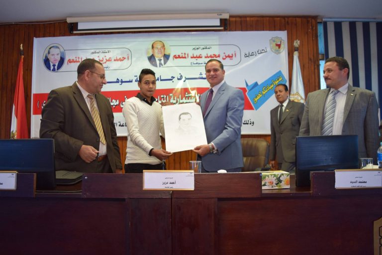 الطالب احمد فرج يهدى الاستاذ الدكتور احمد عزيز بورترية من اعماله