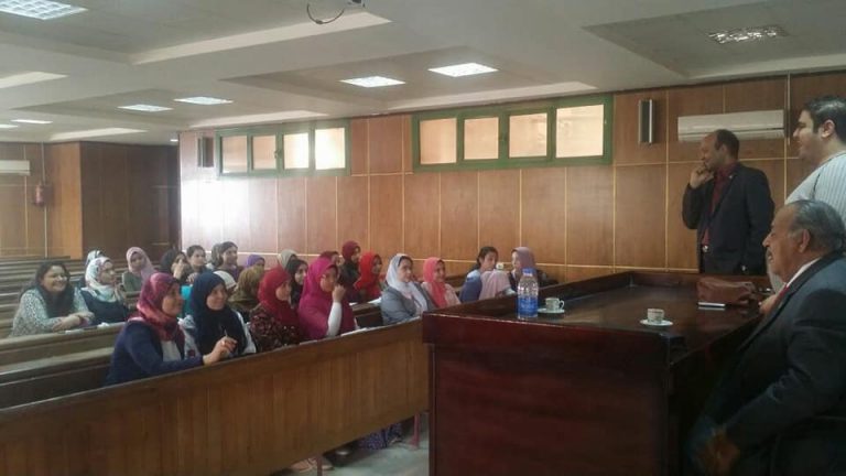 بدء تدريبات المعهد المصرفي لطلاب تجارة سوهاج
