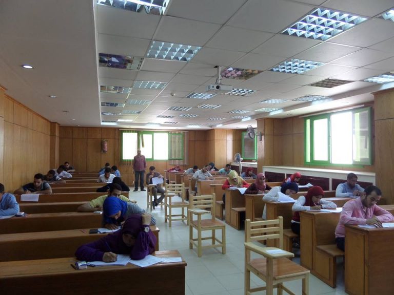 تفقد الاستاذ الدكتور/احمد سلام بداية امتحانات الفصل الدراسى الثانى
