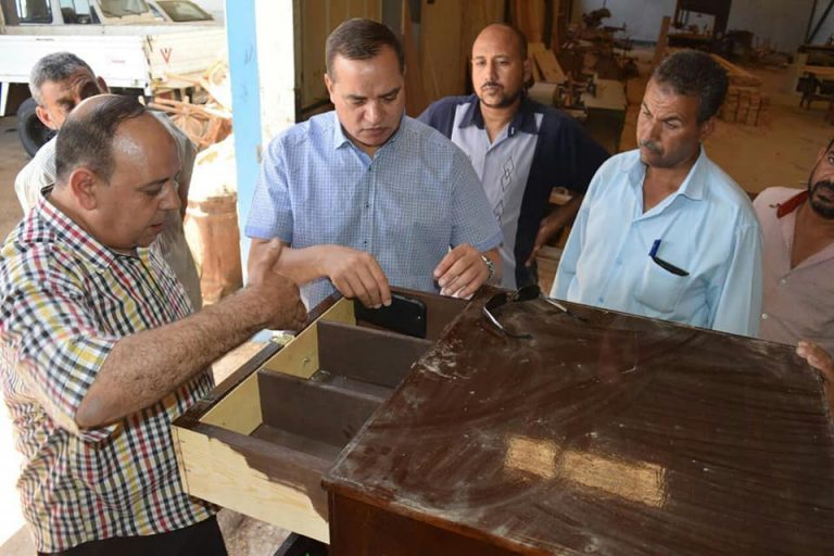 جولة مفاجئة لرئيس جامعة سوهاج بورش الإنتاج
