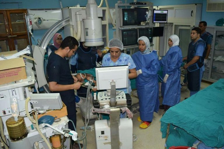 جامعة سوهاج تجري عمليات قلب للأطفال بالمجان
