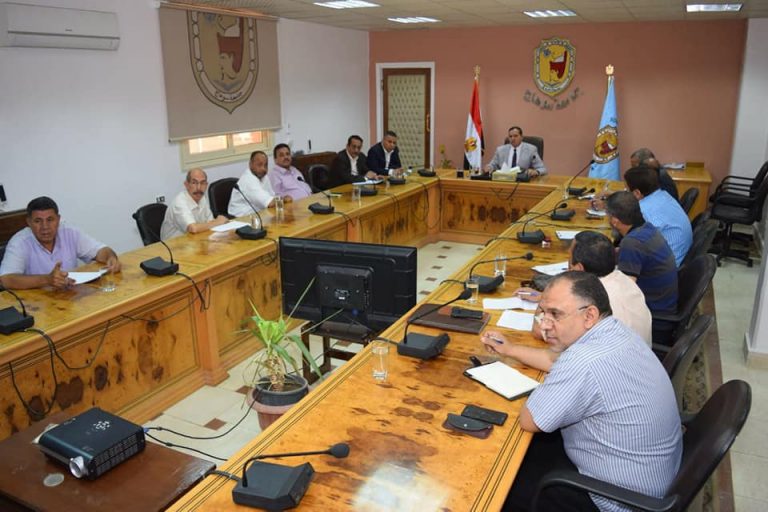 تثبيت المتعاقدين واستعدادات العام الجديد أهم محاور اجتماع رئيس جامعة سوهاج مع أمناء الكليات