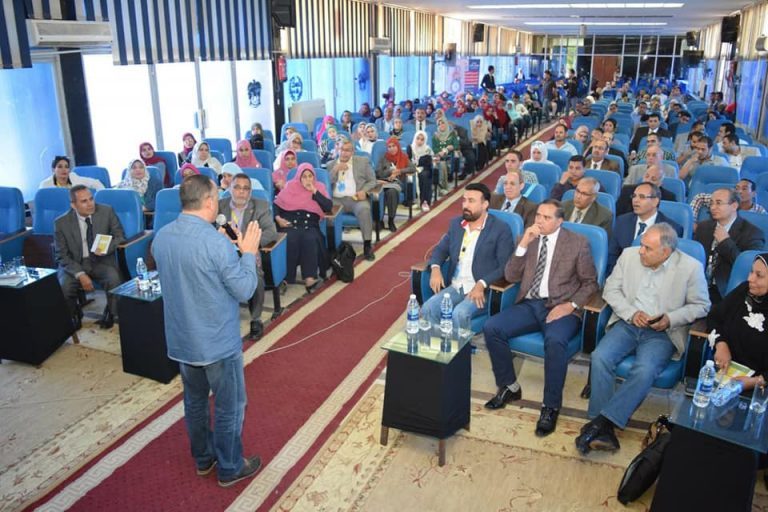 خلال ندوته بجامعة سوهاج الوزيري يتحدث عن “احدث الاكتشافات الأثرية في مصر”