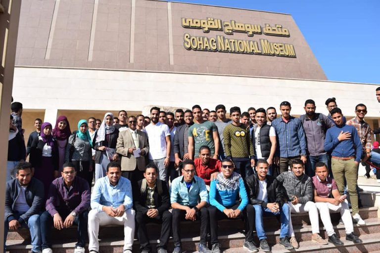 جامعة سوهاج تنظم مسيرة طلابية للمتحف القومي