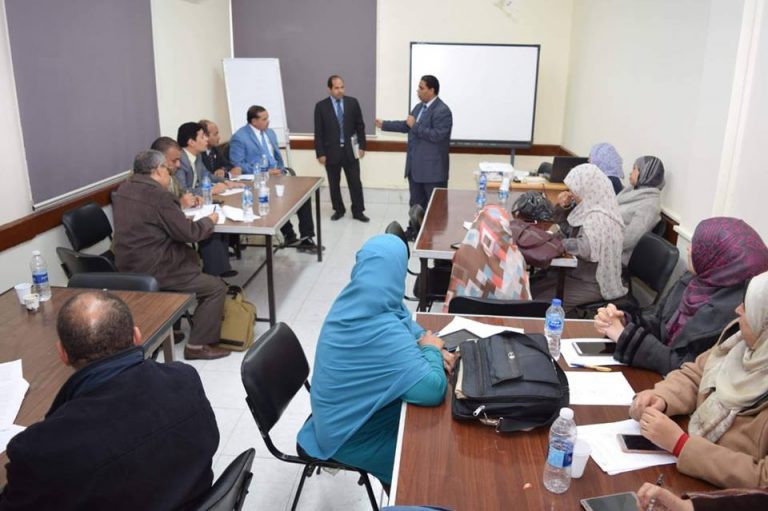 تكريم المشاركين بدورات مركز ضمان الجودة بجامعة سوهاج