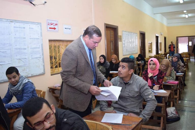 رئيس جامعة سوهاج يتفقد امتحانات نصف العام لثلاث كليات