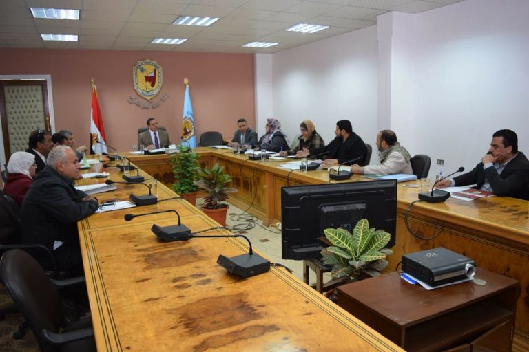 رئيس جامعة سوهاج يجتمع بأعضاء مجلس إدارة المدن الجامعية