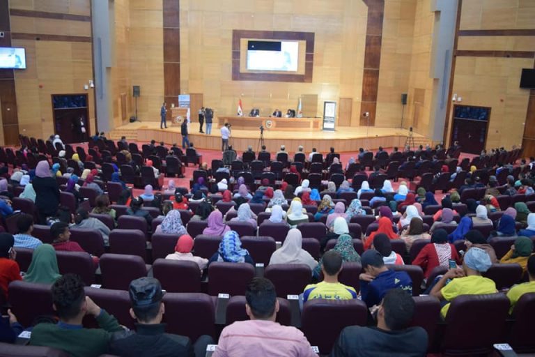 “مسلم” يحاور شباب جامعة سوهاج حول دورهم في رسم مستقبل مصر