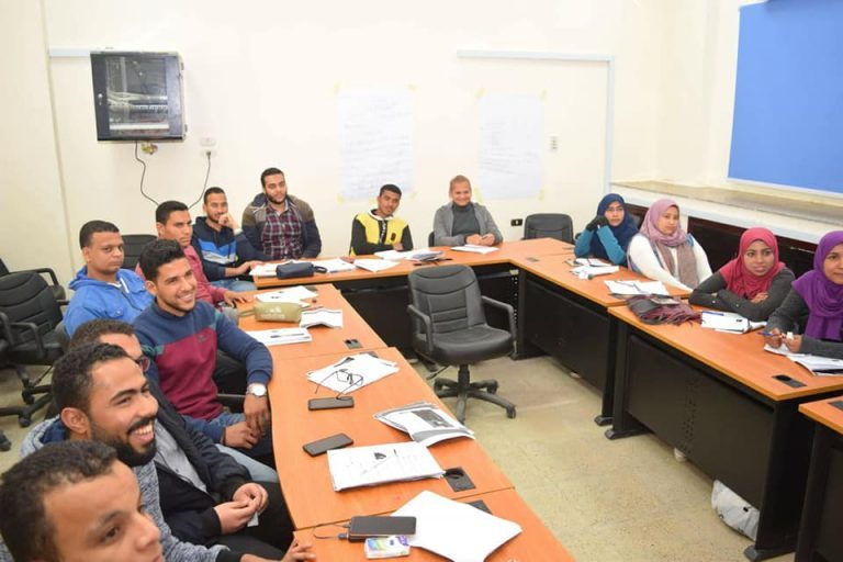 “عزيز” يتابع دورات مركز التطوير المهني بجامعة سوهاج