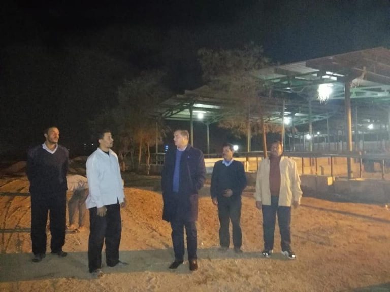 رئيس جامعة سوهاج يكافئ 3 افراد امن وعامل ليقظتهم وتميزهم في العمل