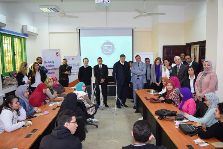 جامعة سوهاج تحتفل مع الجامعة الامريكية بالقاهرة والوكالة الامريكية للتنمية الدولية بأفتتاح المركز الجامعي للتطوير المهني
