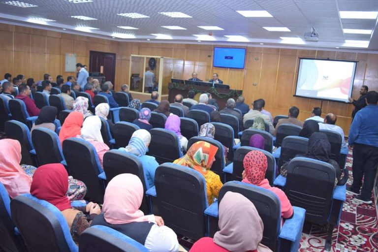 عزيز يفتتح قاعة مؤتمرات كلية الزراعة بالجامعة الجديدة