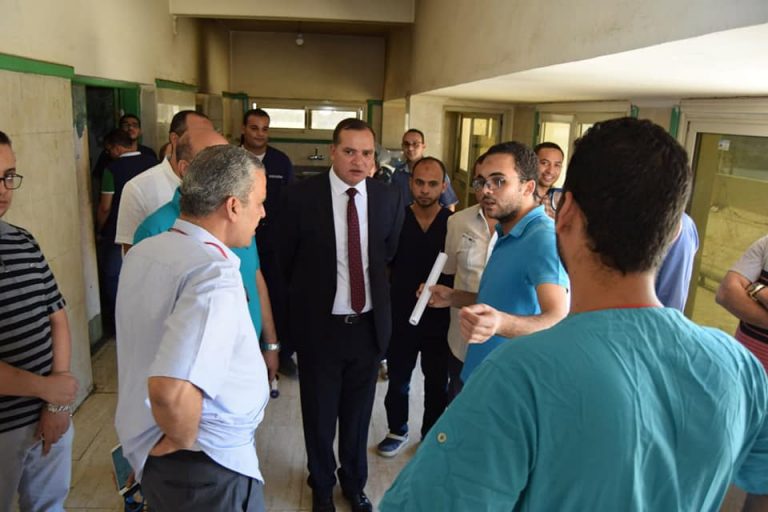 “عزيز” يتفقد استراحة الاطباء ويجتمع بالنواب الاداريين بمستشفي سوهاج الجامعي
