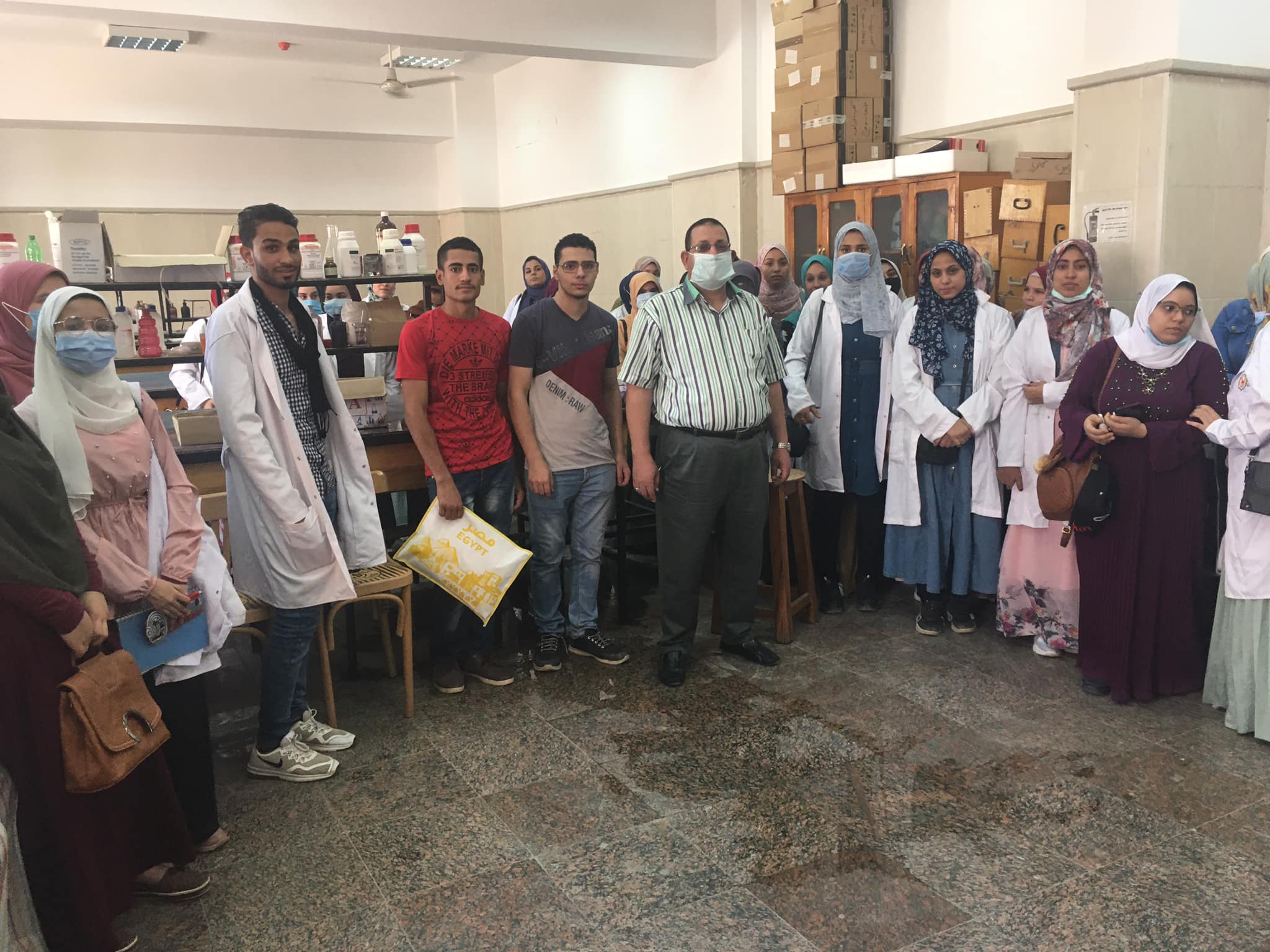 فعاليات التدريب الصيفي بقسم الميكروبيولوجي بحضور عميد الكلية ا د محمد عبد الحفيظ ورئيس القسم ا د م مظهر العيسوي