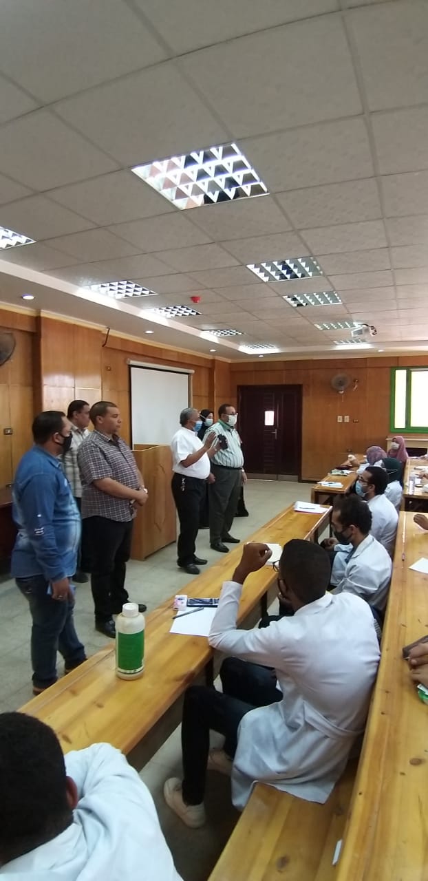 زيارة عميد الكلية لقسم وقاية النبات لمتابعة فاعليات التدريب الصيفي