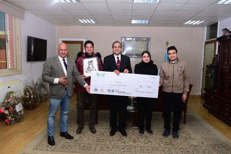 كلية الزراعة بسوهاج تفوز بمنحة مالية قدرها 2550 يورو لنجاحها فى تصنيع مبيد حشري حيوي*