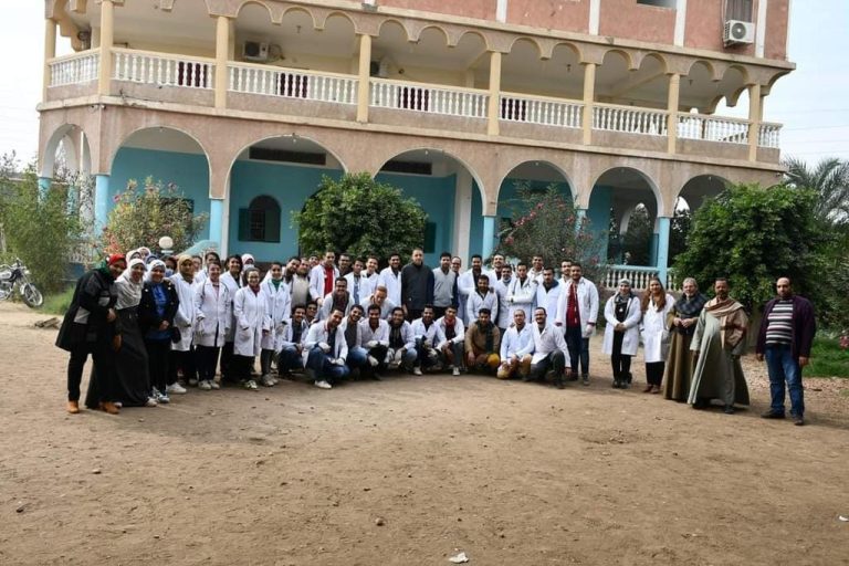 فحص وعلاج ٢٧٠ حالة بقرية أولاد حمزه خلال قافلة جامعة سوهاج البيطرية المجانية