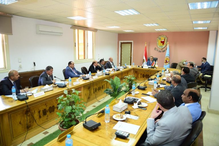 رئيس جامعة سوهاج ينقل توجيهات رئيس الجمهورية بدعم البحث العلمي ورعاية الموهوبين