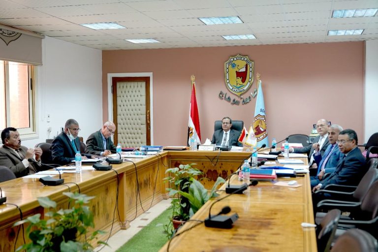 لجنة اختيار القيادات الإدارية بجامعة سوهاج تلتقي بالمرشحين لشغل وظائف مديري العموم