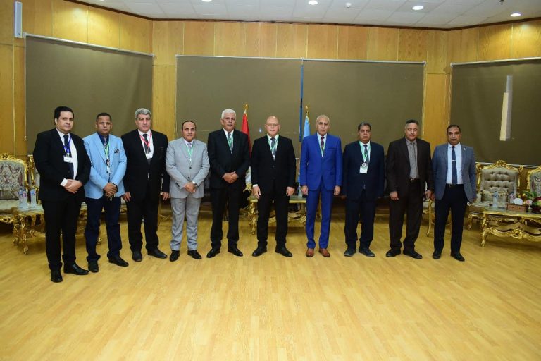 رئيس جامعة سوهاج والنقيب العام للزراعيين يشهدان افتتاح المؤتمر العلمي الدولي الأول لكلية الزراعة عن الزراعة المستدامة فى ظل التغيرات المناخية