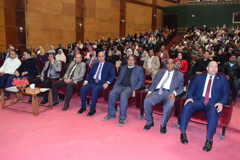 *استكمالاً لسلسلة الندوات التثقيفية.. مفتي الديار المصرية ضيفًا بجامعة سوهاج ومحاضرًا بندوة عن حرب الشائعات وأثرها على المجتمع والأمن القومي*
