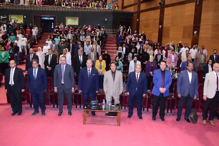 رئيس جامعة سوهاج يشيد باهتمام القيادة السياسية بملف البيئة والتحول الأخضر خلال افتتاح المؤتمر الدولي البيئي الثالث