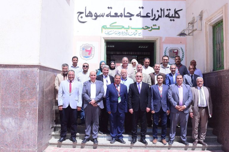 رئيس جامعة سوهاج يفتتح فعاليات ملتقى التوظيف الثاني عشر لكلية الزراعة بمشاركة 25 شركة ومؤسسة متعددة المجالات