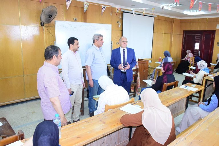 النعماني يتفقد اعمال أمتحانات كلية الزراعة بمقر جامعة سوهاج الجديد