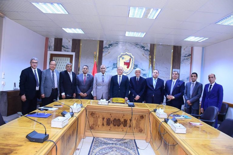 *لجنة اختيار عميد كلية الزراعة بجامعة سوهاج تجري المقابلات الشخصية للمرشحين للعمادة*